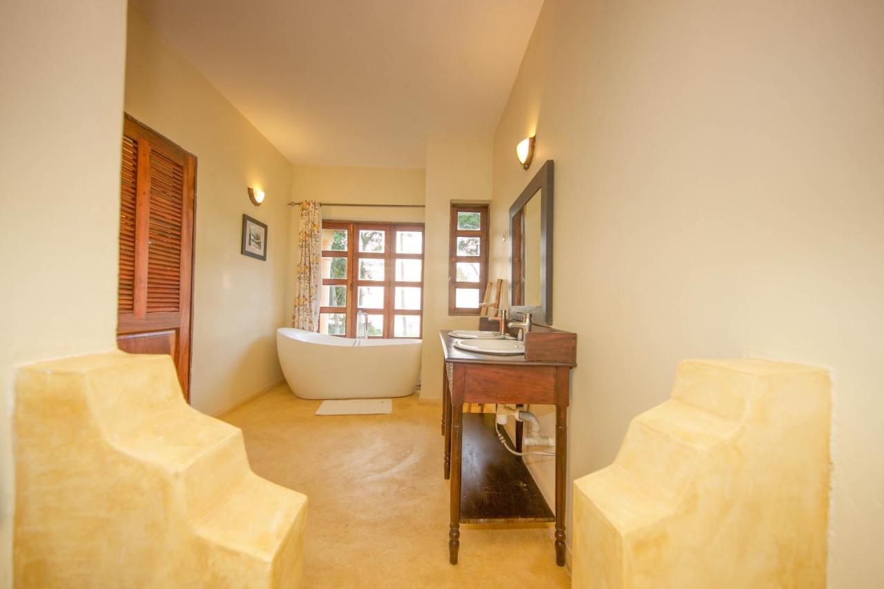 Brovad Sands Lodge Kalangala Extérieur photo